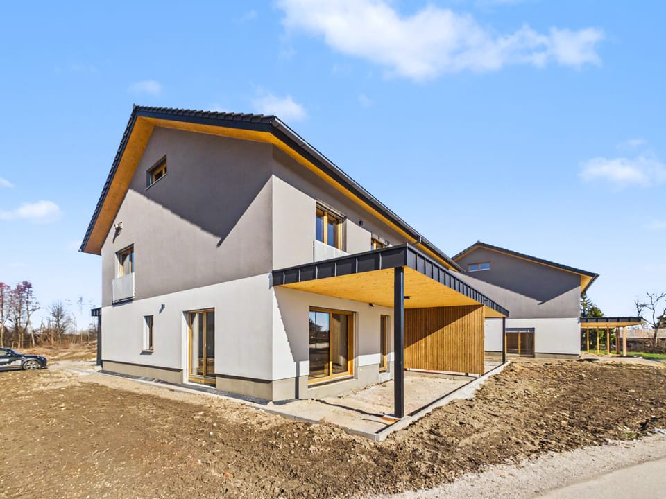 Leseni Gaj Pragersko - sodoben skoraj nič-energijski dvojček, kjer se naravni materiali srečajo z udobjem prihodnosti.